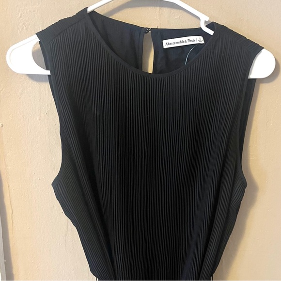 🏷️ Abercrombie & Fitch black pleated sleeveless mini dress with waist tie belt - Picture 10 of 17